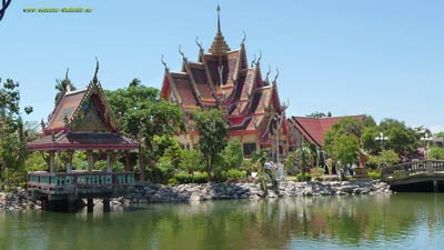 les beaux temples  5 minutes de la maison loue. Les temples, vritables joyaux de l'hritage architectural tha, portent de riches ornements dont vous vous plairez  examiner les dtails. Leurs couleurs flamboyantes et leurs lignes qui s'lancent vers le ciel exercent une fascination sans pareil. La Thalande, experte en massages et autres SPA (soins par l'eau), comblera les femmes les plus exigeantes, de nombreux soins seront proposs  petit prix, laissez-vous dorloter par samui la douce.